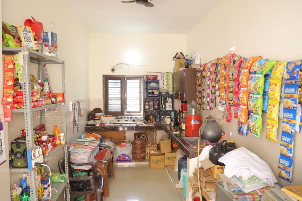 Radha Madhav Ashram Vrindāvan Exteriör bild