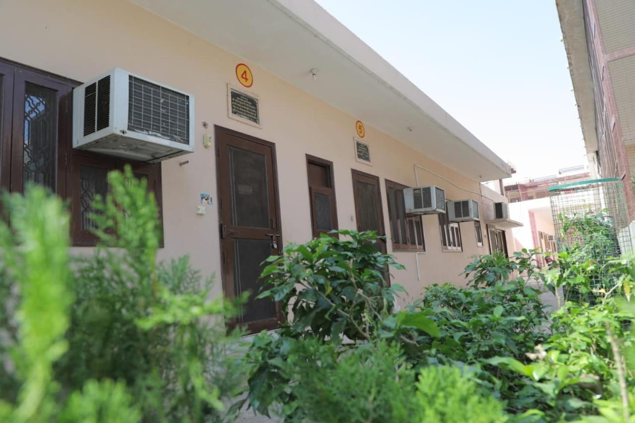 Radha Madhav Ashram Vrindāvan Exteriör bild