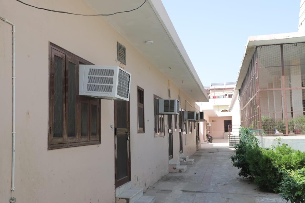 Radha Madhav Ashram Vrindāvan Exteriör bild